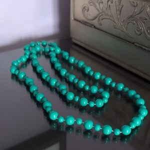 EUC Vintage Elegant Long Green Beaded Necklace